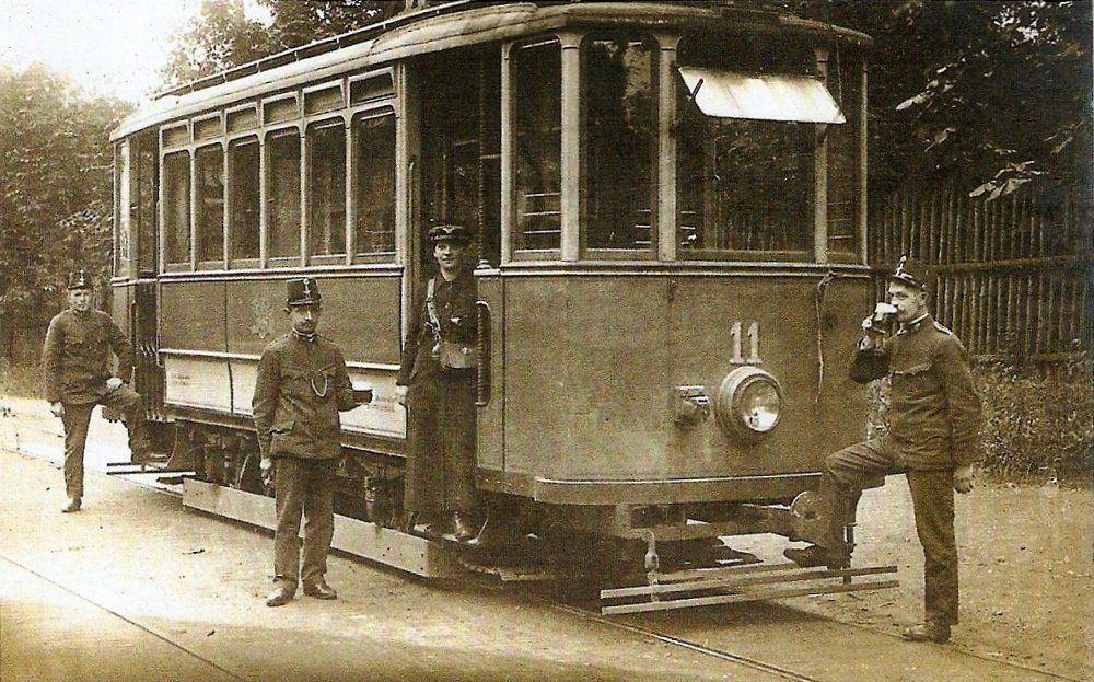 żródło: fotopolska.eu / Wagon tramwajowy nr 11 (Brown-Boveri wyprodukowany w 1913) podczas postoju w Cygańskim Lesie w 1914 r.